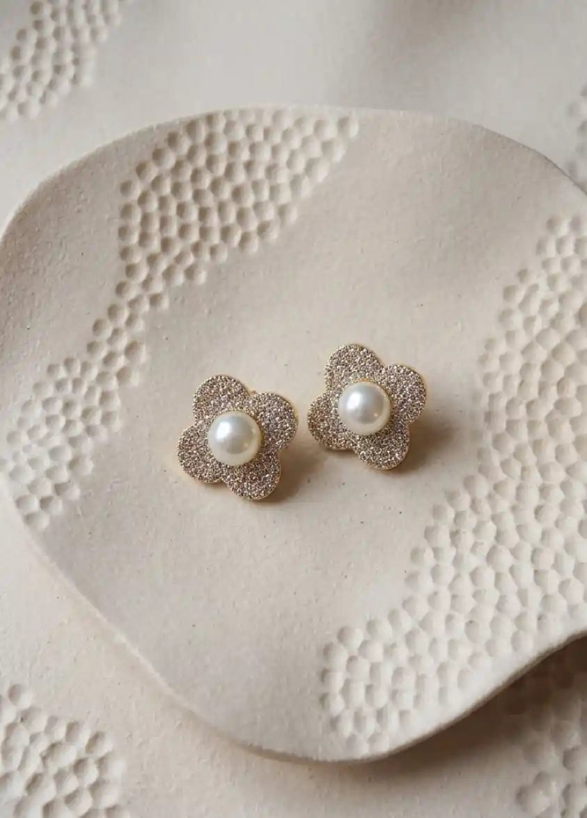 Pave Clover Blooms